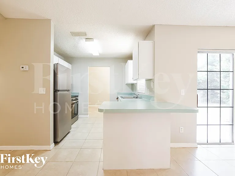 882 Trumbull St — Photo 8