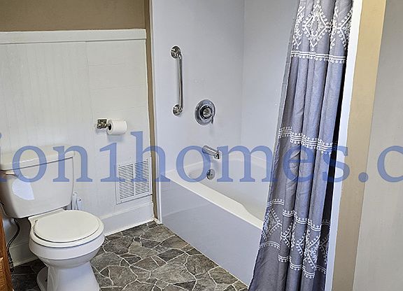 3rd image of 718 W Murphy St