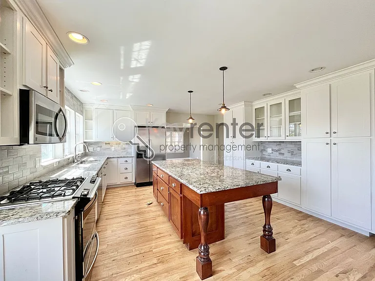 1216 Hanover St — Photo 6