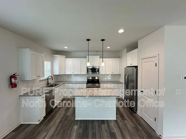 2649 Hemphill St — Photo 11