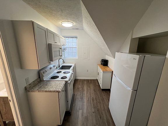 4th image of 2132 Bellefontaine St #B
