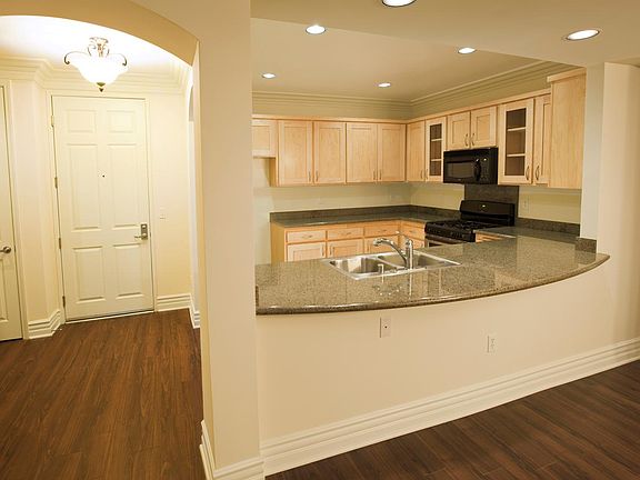 4th image of 13940 Moorpark St APT 301