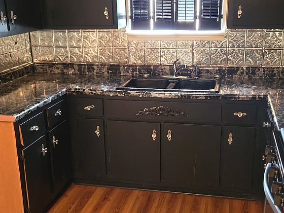 3rd image of 906 Western Park Dr