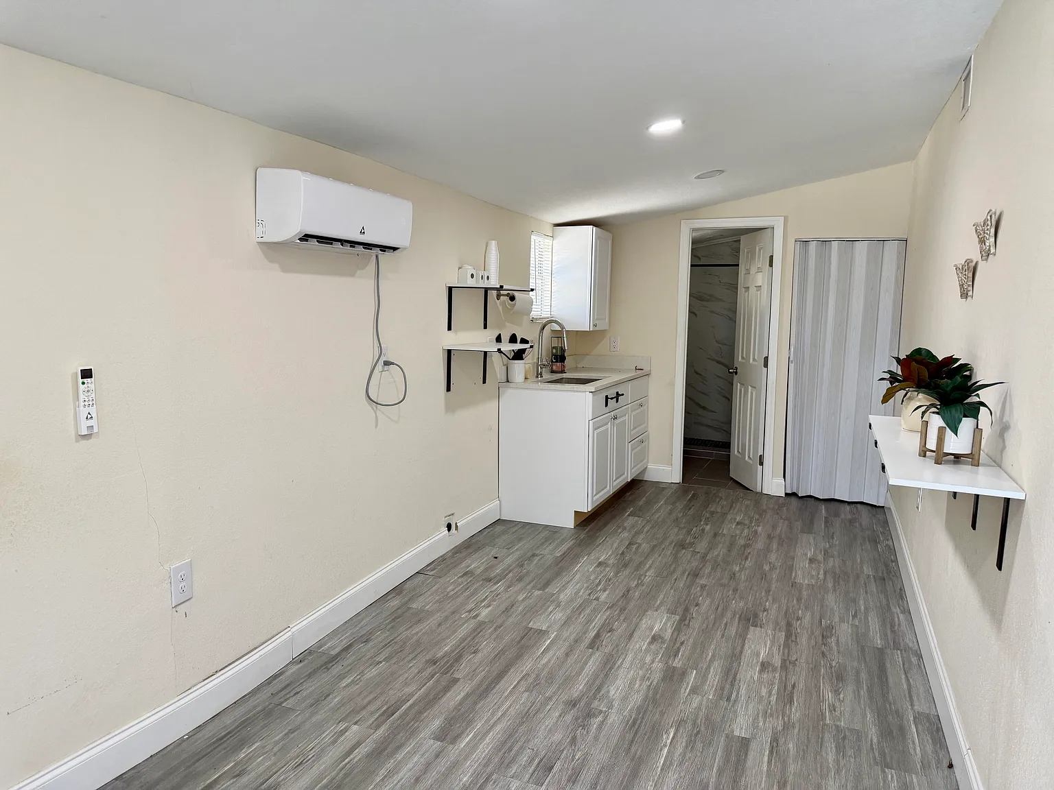 Renovated Efficiency For Rent Available Now — Photo 2