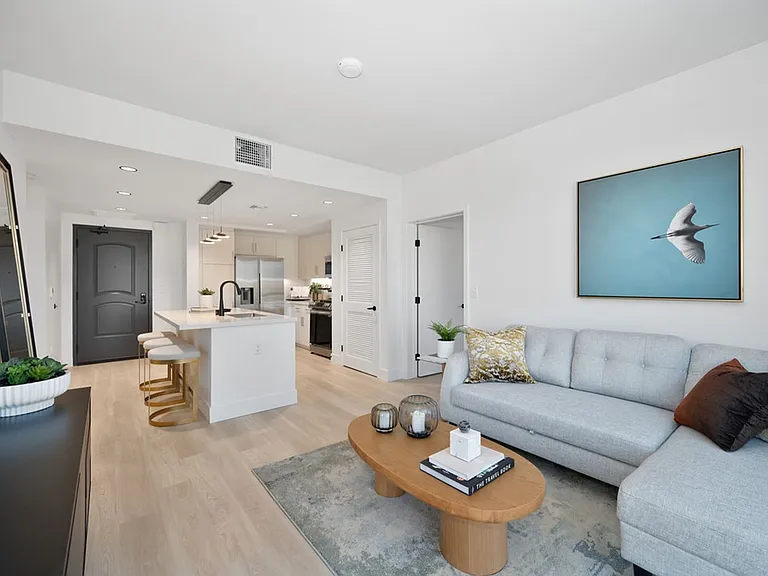 Begonia Place Luxury Apartments — Photo 40