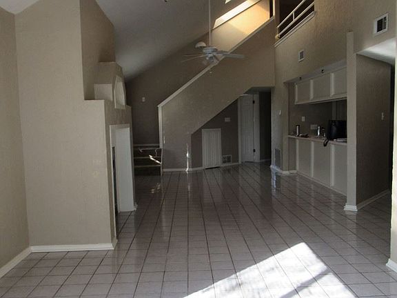 2nd image of 501 NW Fairway Villas Dr #4