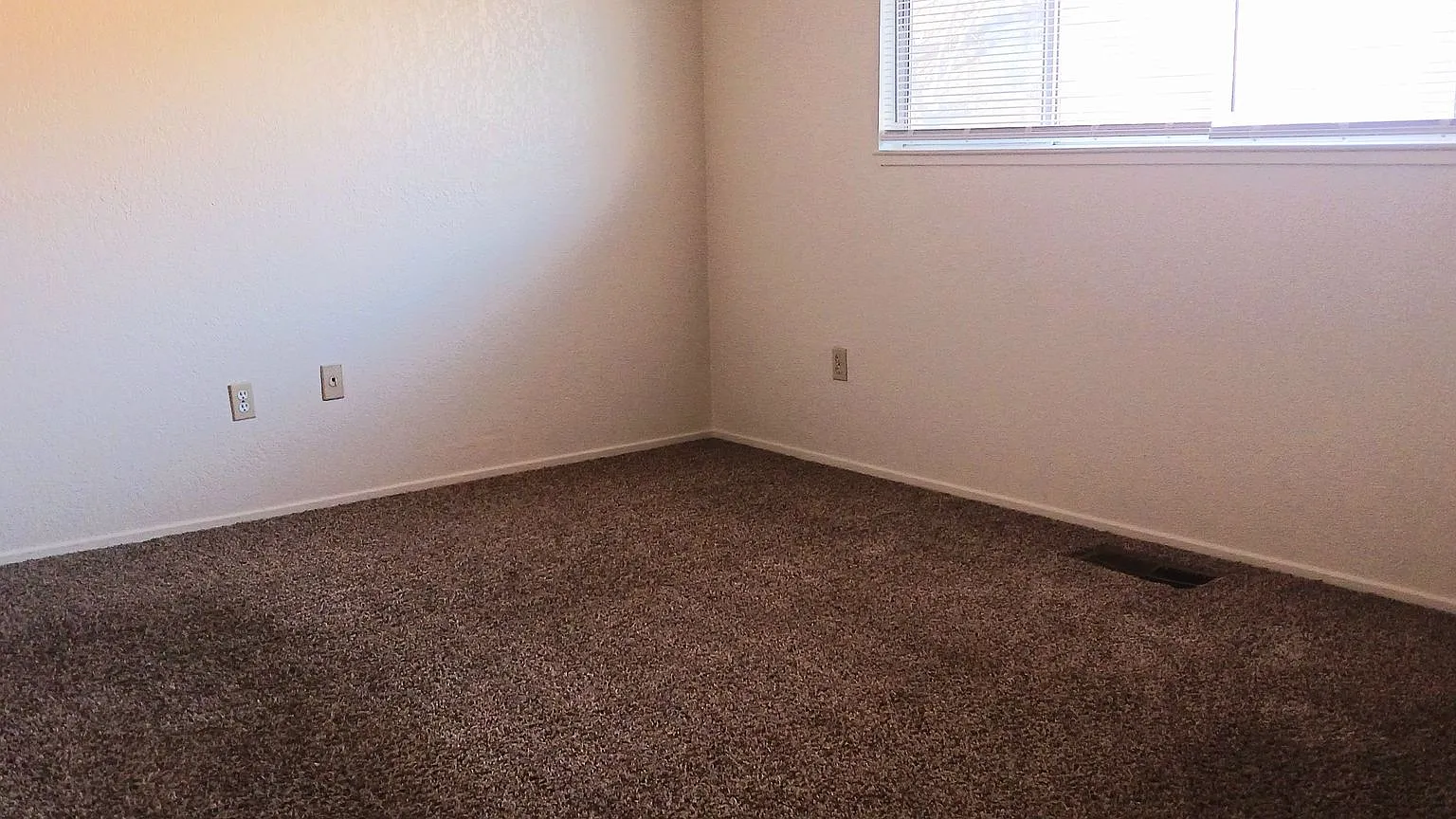 Three Bedroom Fifth Avenue Townhouse- Two Car garage! — Photo 3