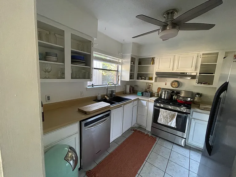 208 Hackberry St #A — Photo 9