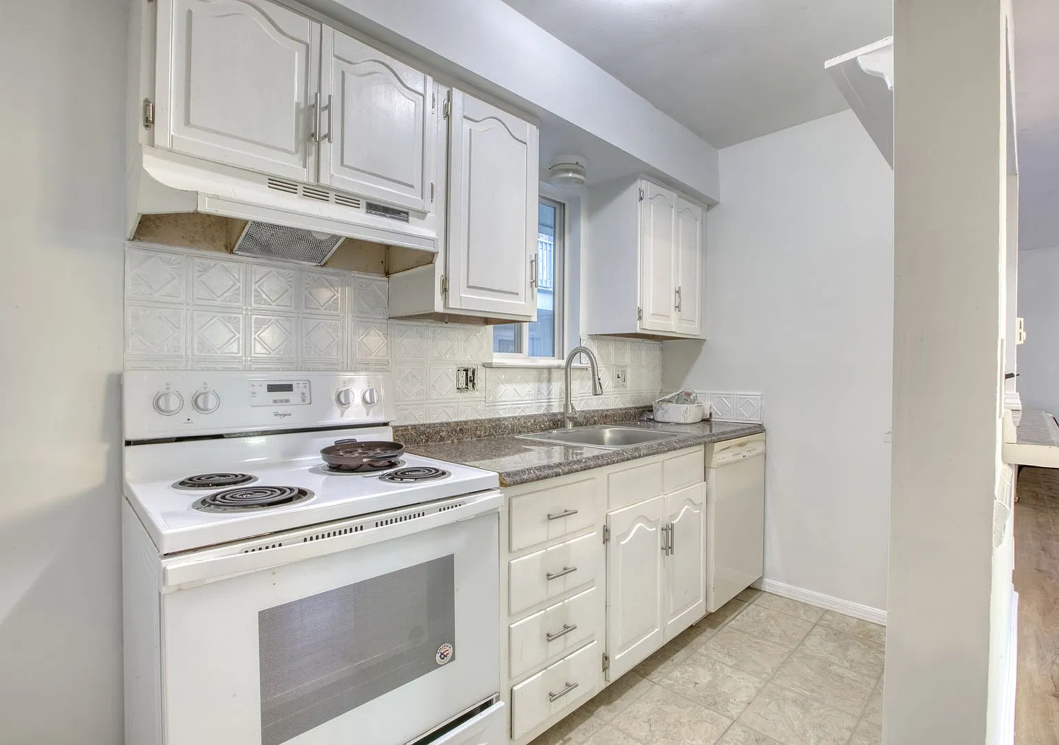 2 Bedroom 1 Bathroom located in Desirable Bethel Condominium — Photo 4