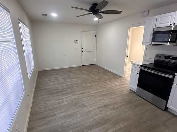 4th image of 3835 Camellia Dr #2