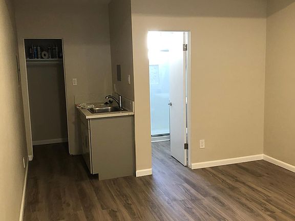 4th image of 3715 S Sepulveda Blvd