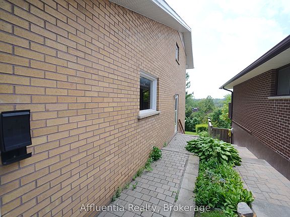 2nd image of 480 Elizabeth St