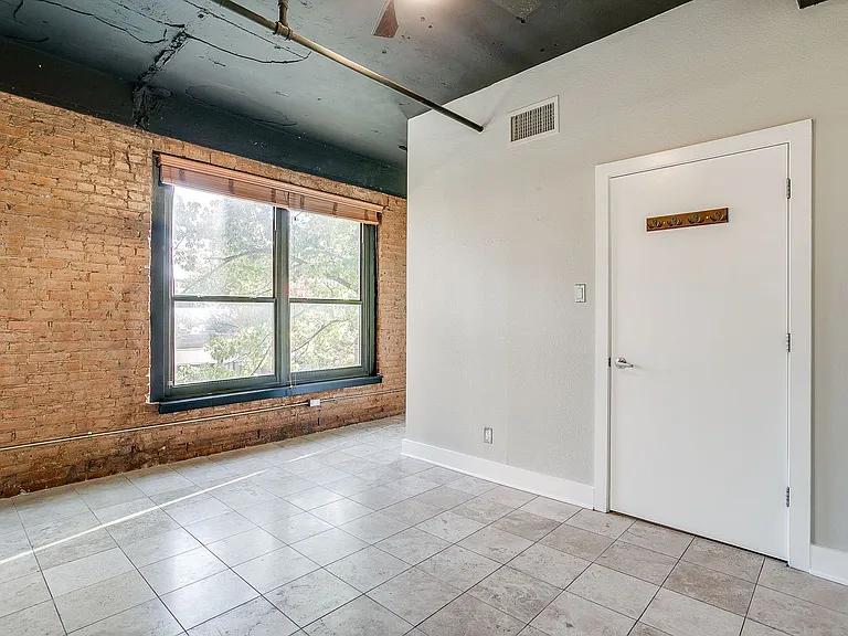 910 Houston St #301 — Photo 10