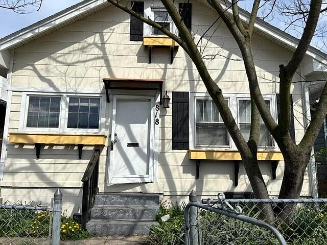 1st image of 818 Thomas Ave