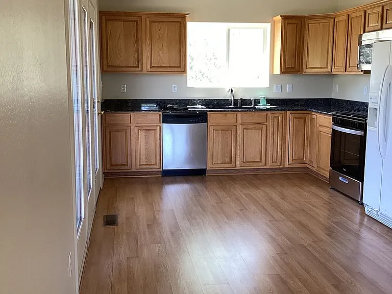 943 W Lookout Rd — Photo 4