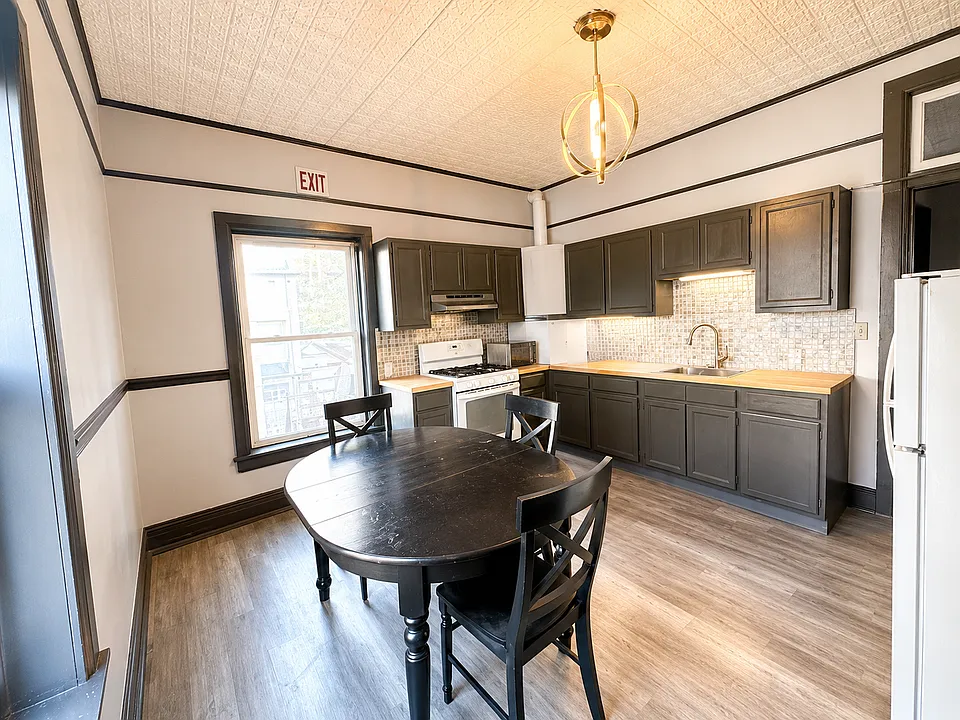 220 E State St #4