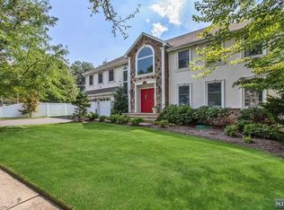 10 Heaton Ct, Closter, NJ 07624