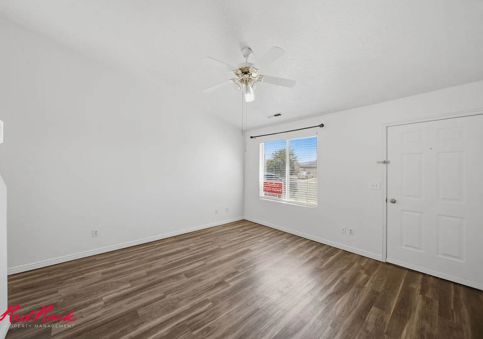 Spacious 3 Bedroom Townhome — Photo 2