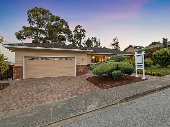 3rd image of 2825 Mariposa Dr