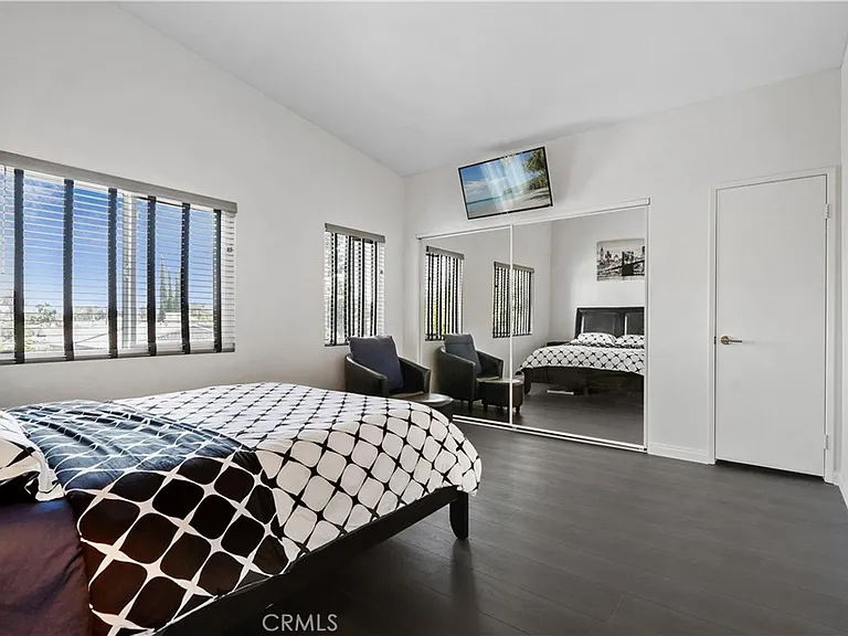 5805 Whitsett Ave #211 — Photo 12