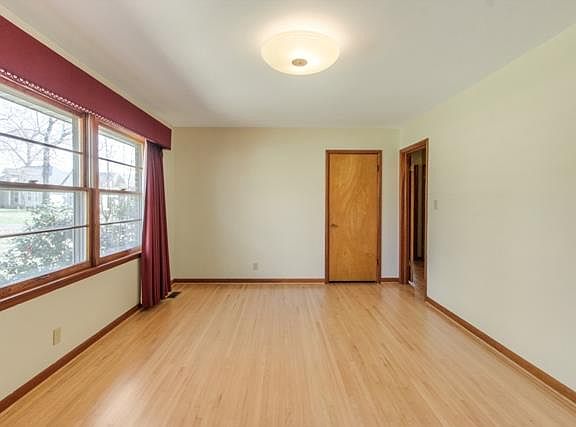 2nd image of 430 Stillwood Dr