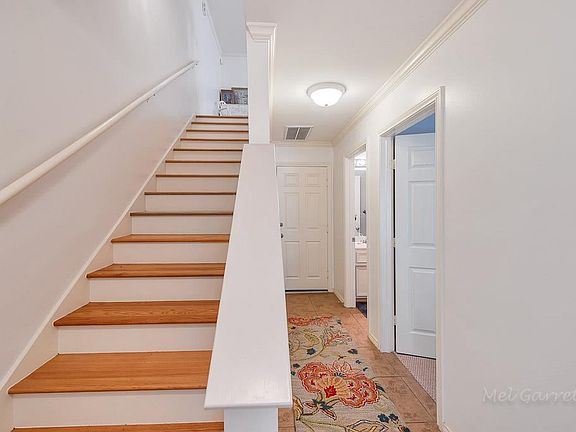 4th image of 915 E Heights Hollow Ln