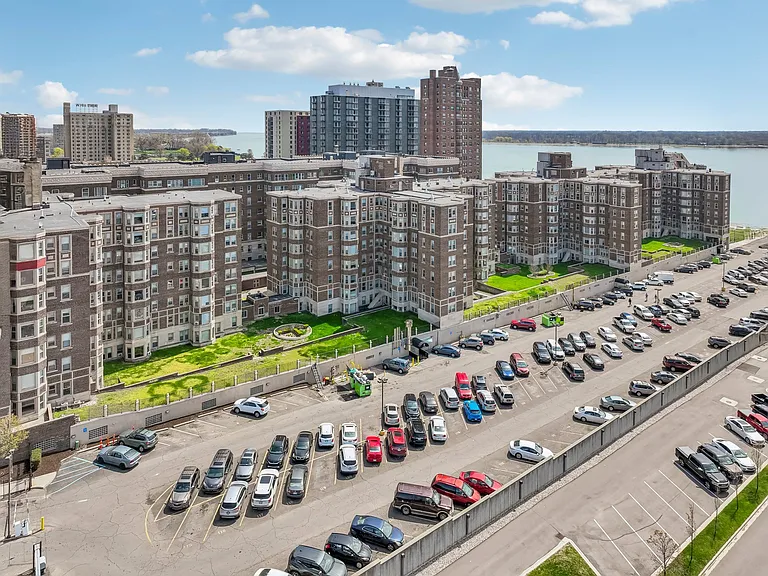Alden Towers — Photo 32