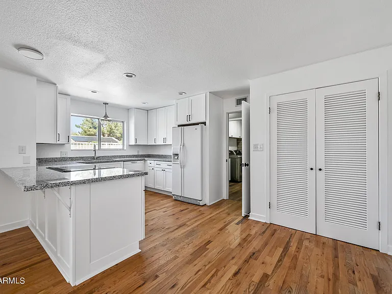 530 E Fairmont Dr — Photo 7