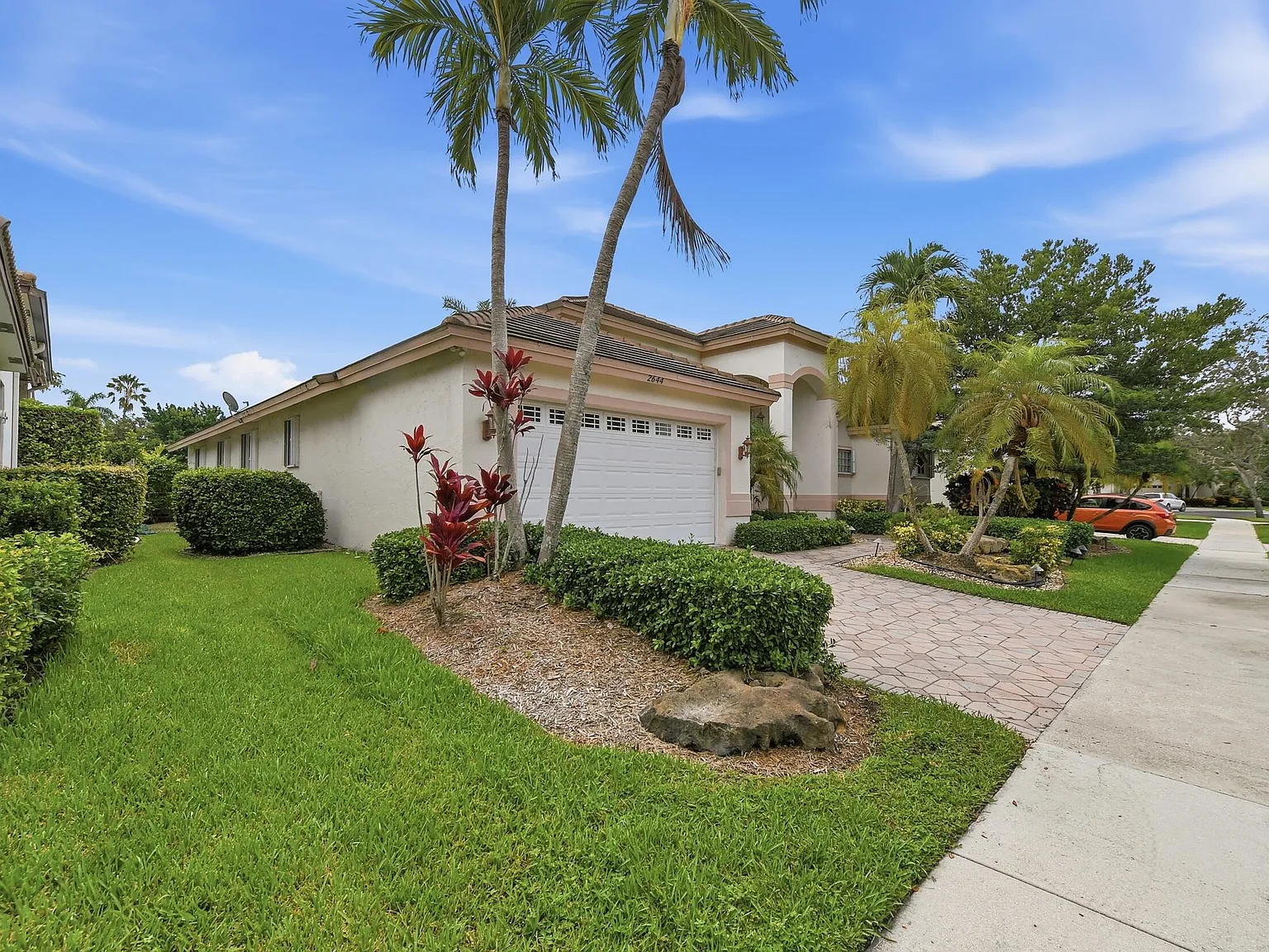 5 bed, 3.0 bath, 2619 sqft, $8,300 — Photo 2