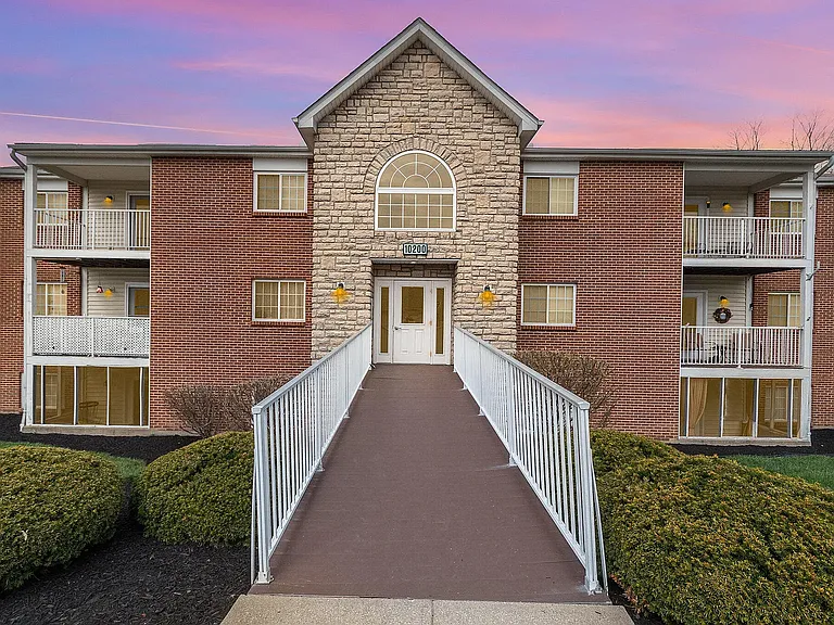 1b_Main Entrance to Building