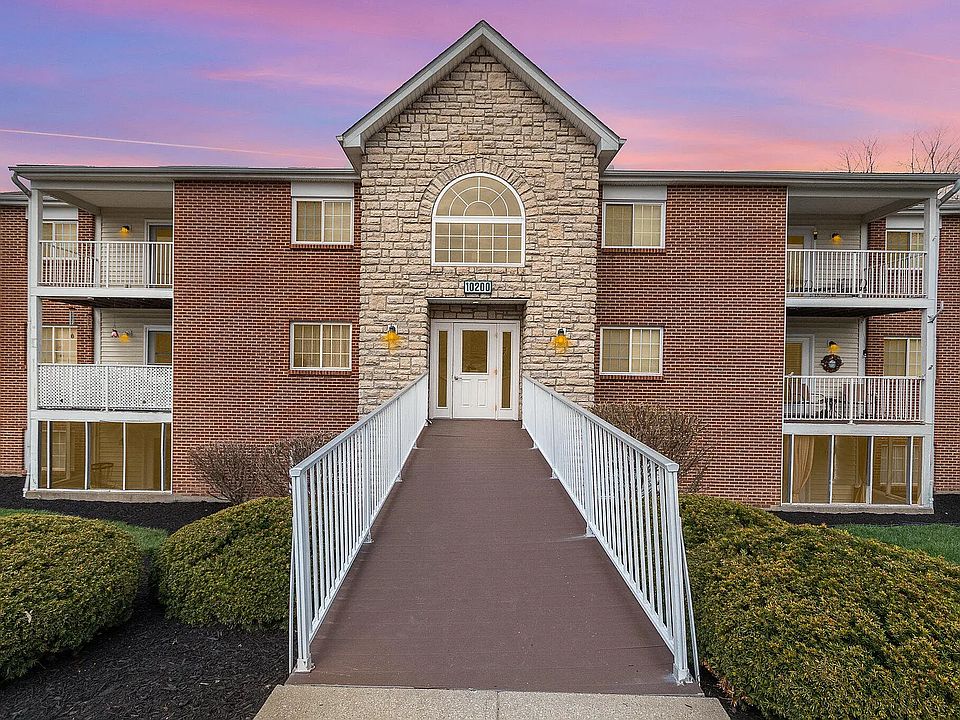 1b_Main Entrance to Building