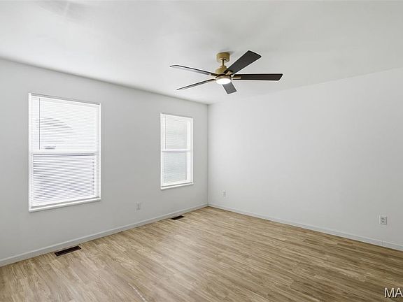 3rd image of 10236 Earl Dr
