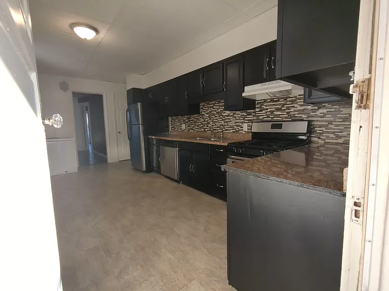 1529 W King St — Photo 8