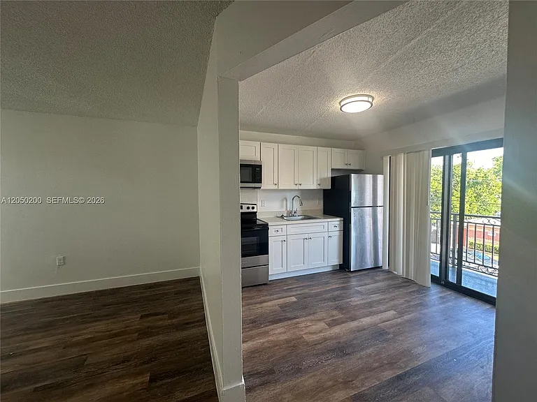 529 SW 4th St #301 — Photo 3