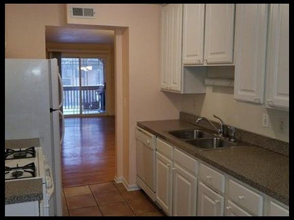 2nd image of 2000 Tall Oaks Dr APT 2A