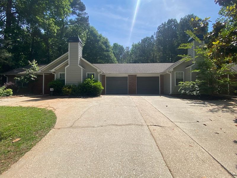 1st image of 528-530 Oakwood Manor Dr