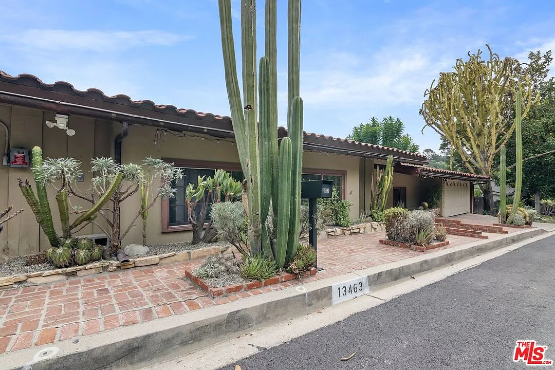 5 bed, 3.0 bath, 2557 sqft, $8,000 — Photo 2
