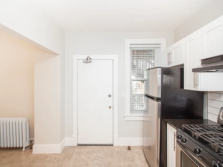 883 Grosvenor Ave #6 — Photo 4