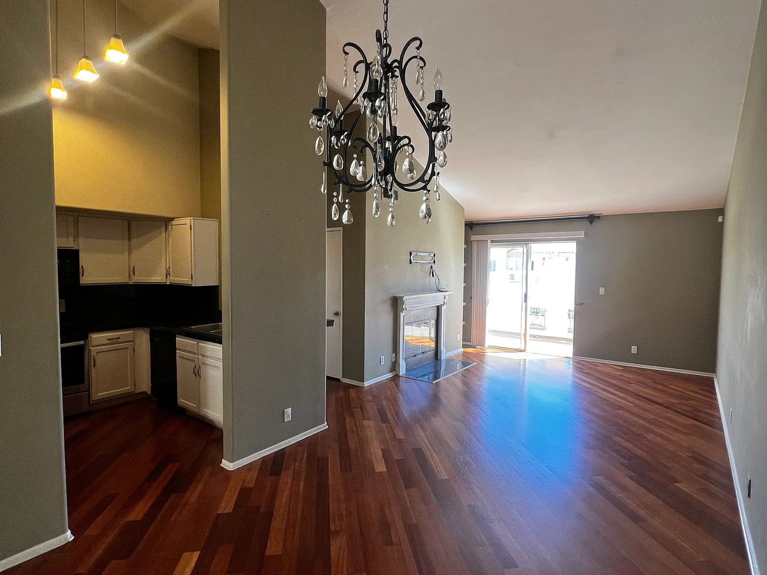 3 bed, 1280 sqft, $3,900 — Photo 1
