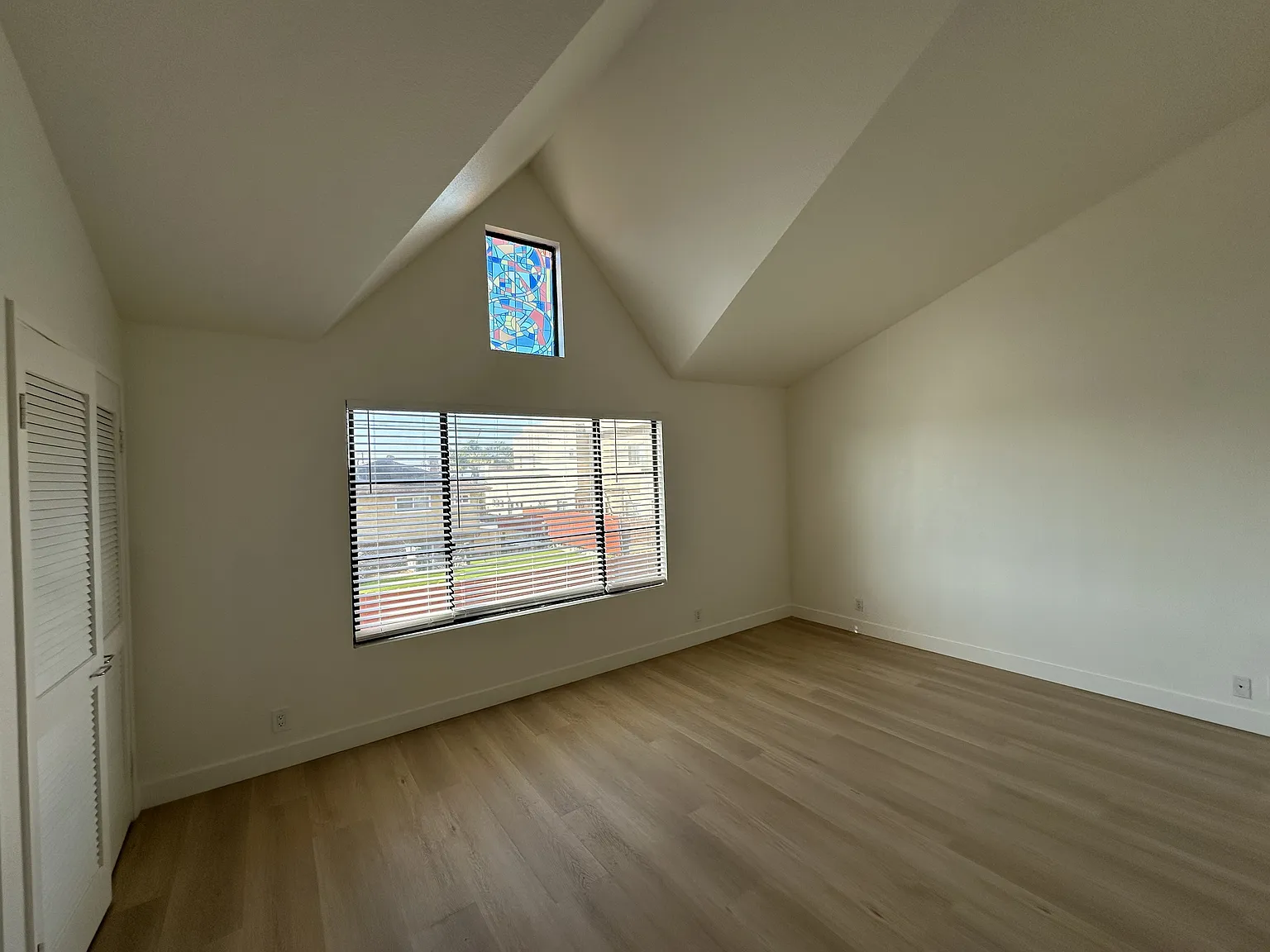 4 bed, 2350 sqft, $4,950 — Photo 2