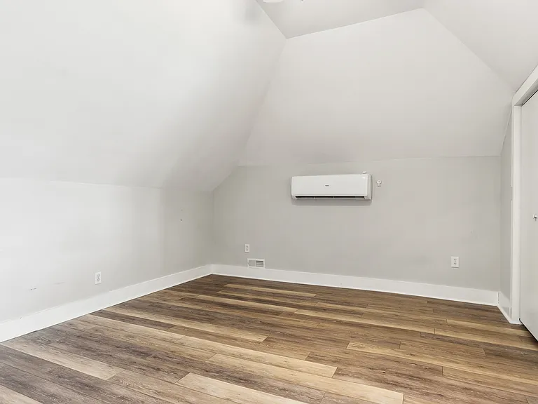 1906 Vine St — Photo 14