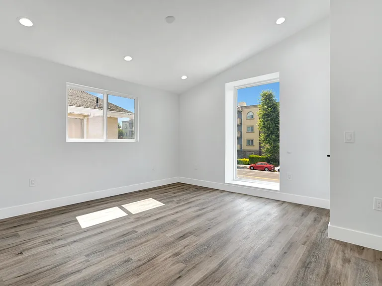 11613 Burbank Blvd — Photo 25