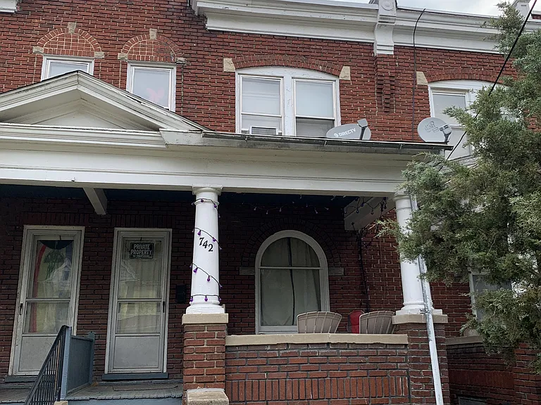 742 W King St — Photo 1