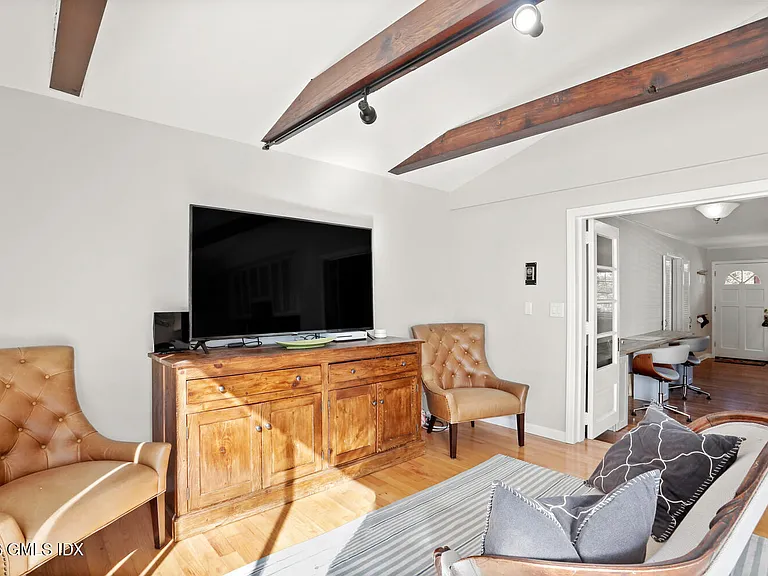 10 Miltiades Ave — Photo 9