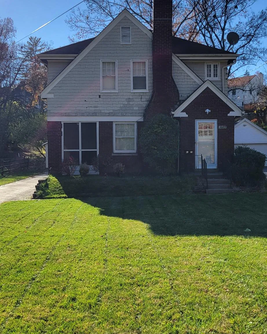 3 bed, 1.5 bath, 1570 sqft, $3,200 — Photo 2