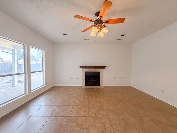 3rd image of 905 Ridgemont Dr