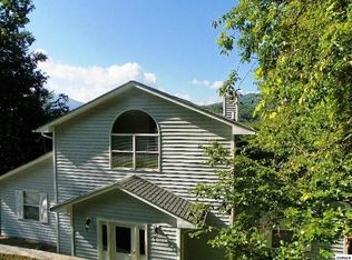 863 Sourwood Dr, Gatlinburg, TN 37738