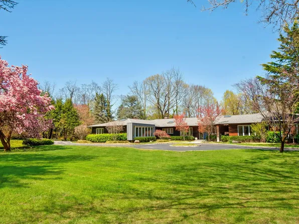 75 Cow Neck Road, Sands Point, NY 11050