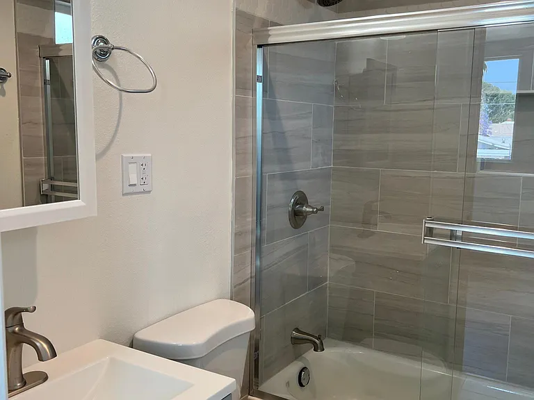 8731 S Figueroa St #8733-1/2 — Photo 26