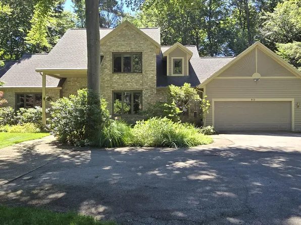 913 W Wellington Ct, Muskegon, MI 49441